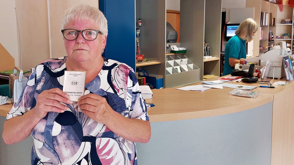 Der alte DDR-Führerschein von Irene Langner aus Rätzlingen wurde 1990 ausgestellt und hat bald ausgedient. Doch um den neuen Schein zu beantragen, muss die 72-Jährige zuvor biometrische Passbilder anfertigen lassen.