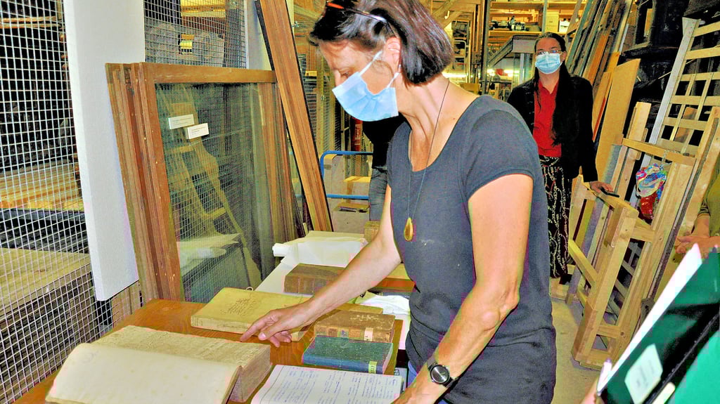 Katrin Wohlmann, Bibliothekarin des Städtischen Museums Halberstadt, stieß bei Recherchen im Lager auf die vermissten Bücher aus Oschersleben.