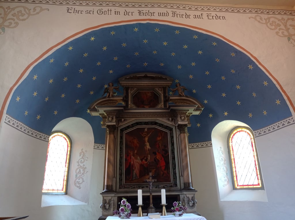 Der sanierte Altarraum mit den restaurierten Malereien in der Feldsteinkirche in Körbelitz.