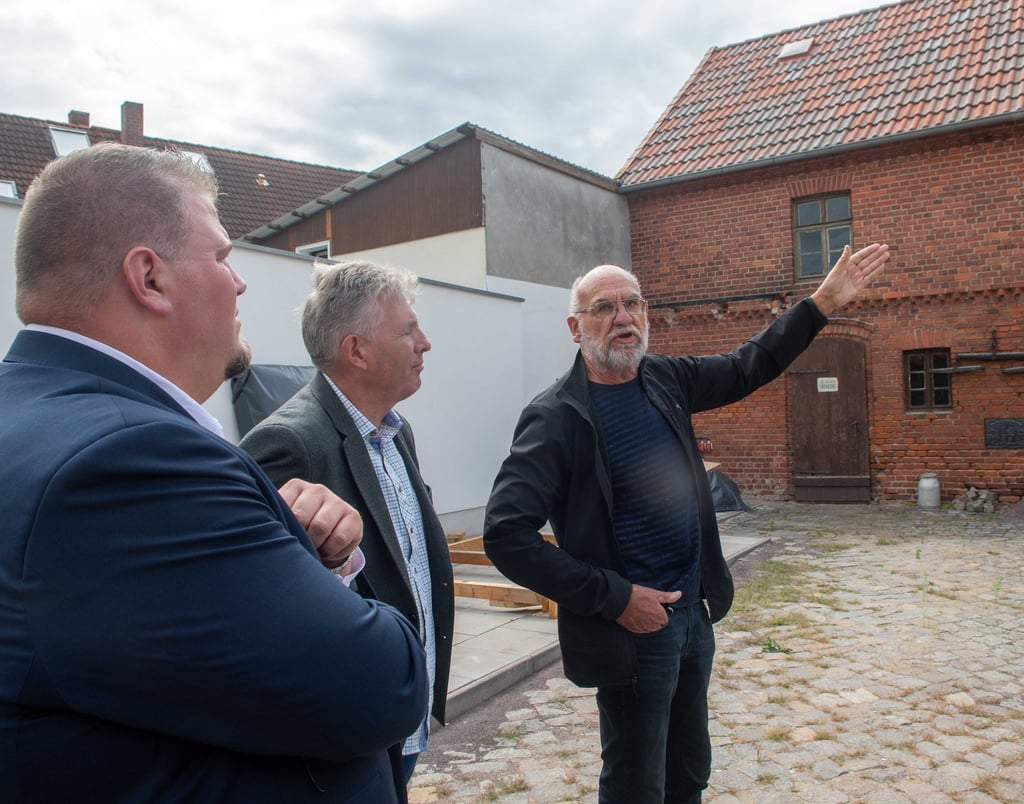 Andreas Thiel (r.) vom Kultur- und Geschichtsverein erläutert Ortsbürgermeister Manfred Behrens und Bürgermeister Frank Nase den aktuellen Stand der Dinge an der Scheune.