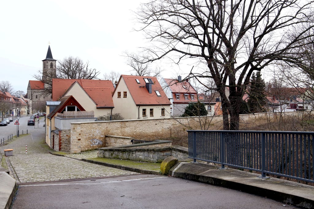Blick von der Flutbrücke in Bernburg in die Breite Straße, wo der Angriff passiert war.