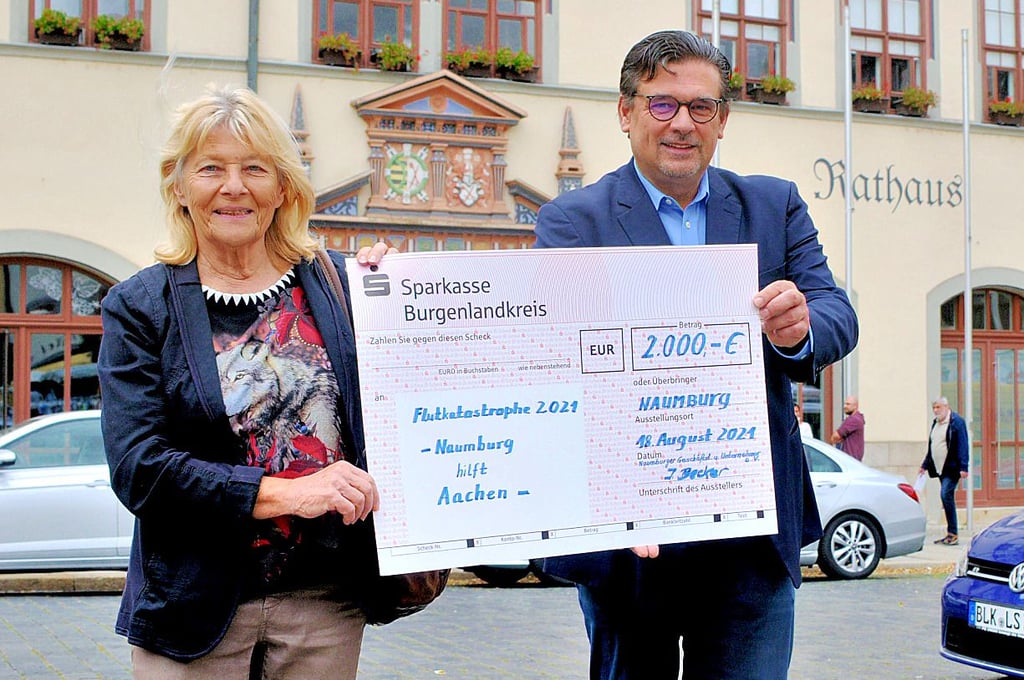Ingetraut Becker übergibt einen Scheck des Naumburger Unternehmervereins für Flutopfer im Raum Aachen an OB Armin Müller.