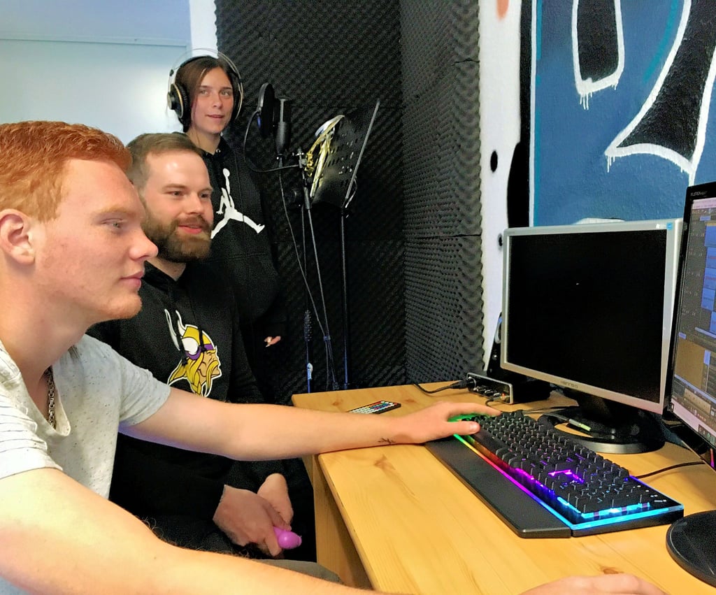 Nico (von links) und Chris Bünger sitzen am Rechner im Musikstudio, das im Keller des Kinder- und Jugendheims Köckte eingerichtet wurde, und nehmen auf, was Jenny einspricht.