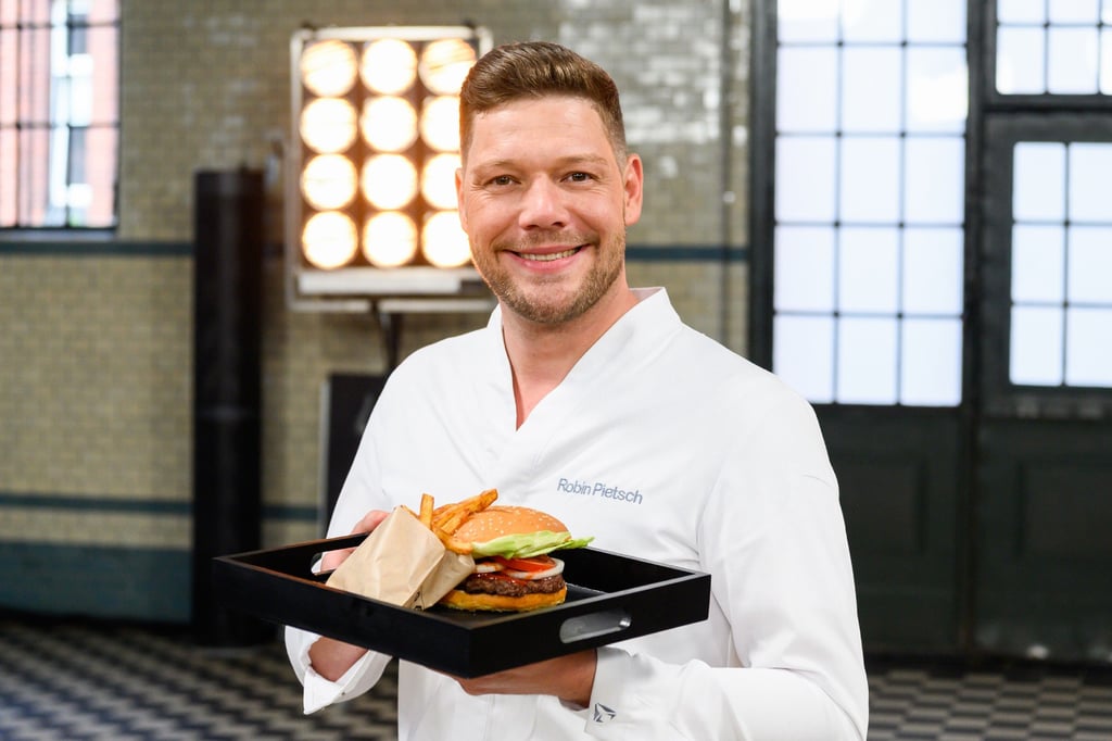 Robin Pietsch in der RTL-Sendung "Snackmasters" mit seinem kreierten Burger und den zubereiteten Pommes.