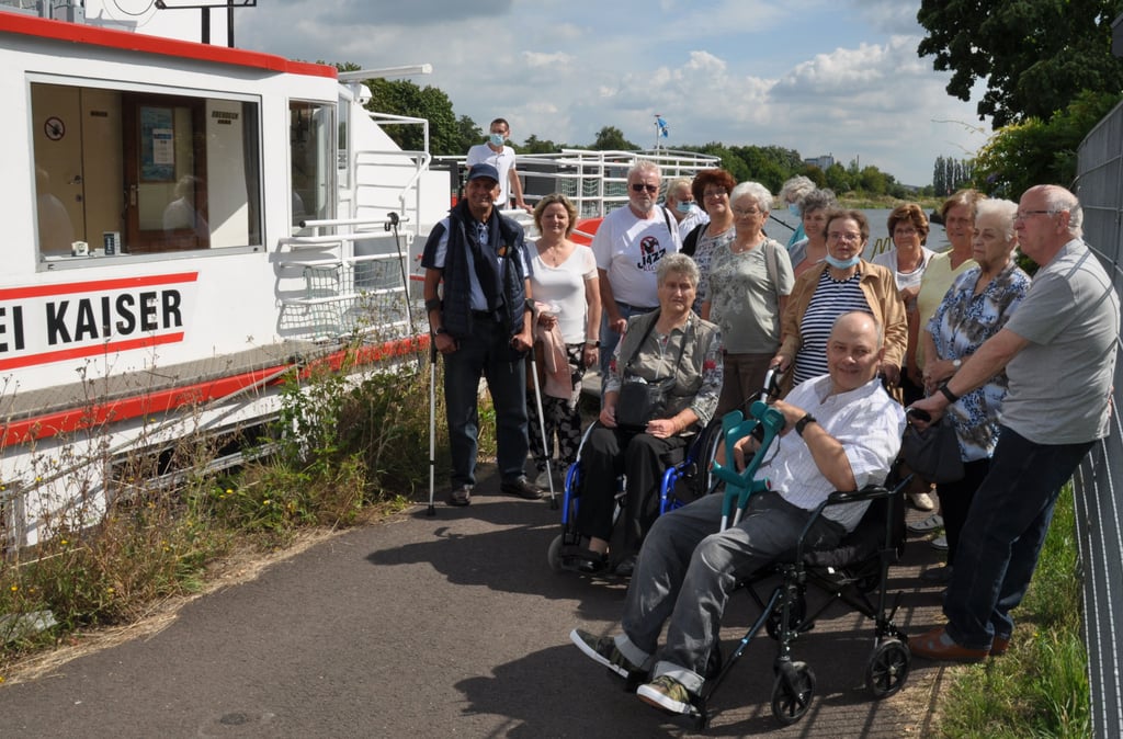 Die Rolli-Truppe am Startpunkt der Kanaltour am Anleger in Genthin.