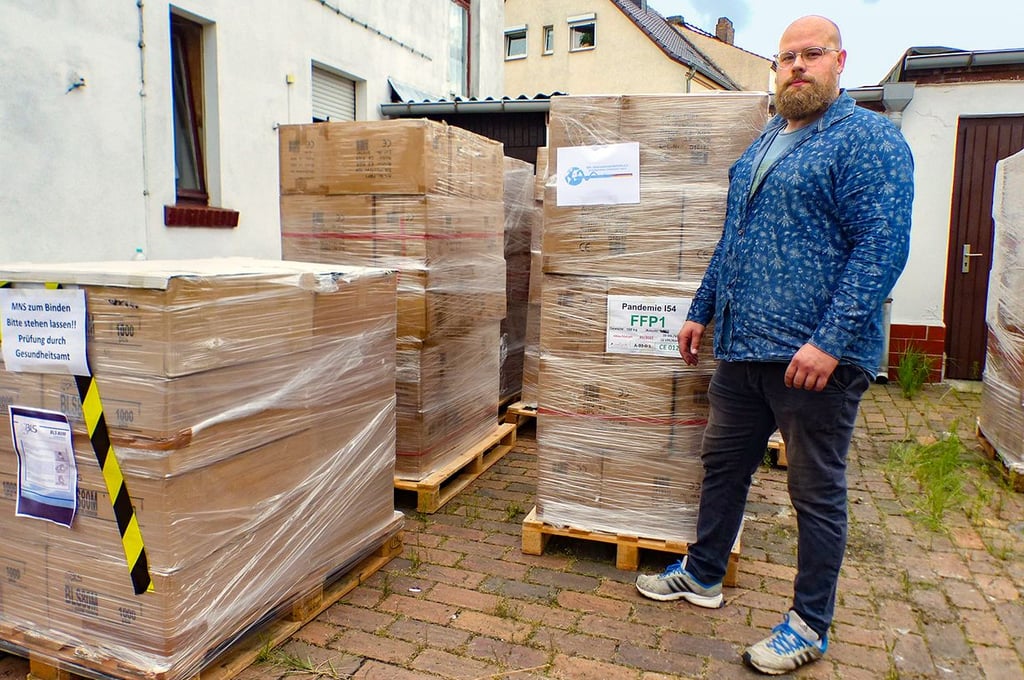 Zwei Garagen und ein Hof dienten als Zwischenlager.