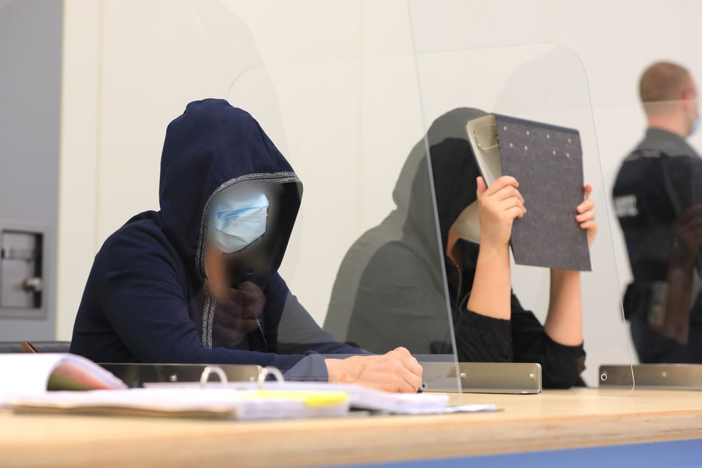Zwei Angeklagte sitzen vor Prozessbeginn im Amtsgericht in Magdeburg, wo gegen drei Erzieherinnen wegen fahrlässiger Tötung verhandelt wird.