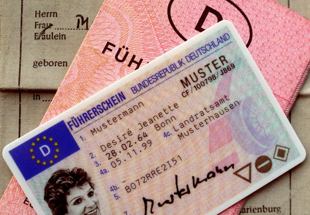 Drei Generationen Führerscheine sind auf einer Aufnahme vom 12.11.1998 zu sehen. Demnächst brauchen alle einen EU-Führerschein.