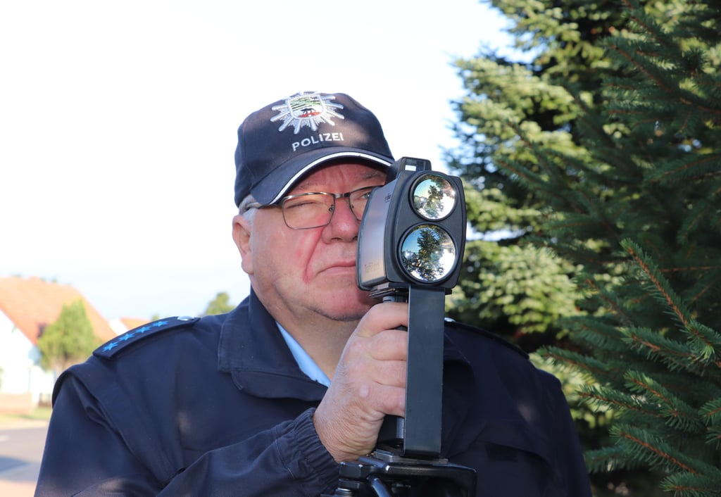 Karsten Dannemann, Regionalbereichsbeamter der Stadt Möckern, bei der Geschwindigkeitskontrolle in Theeßen.