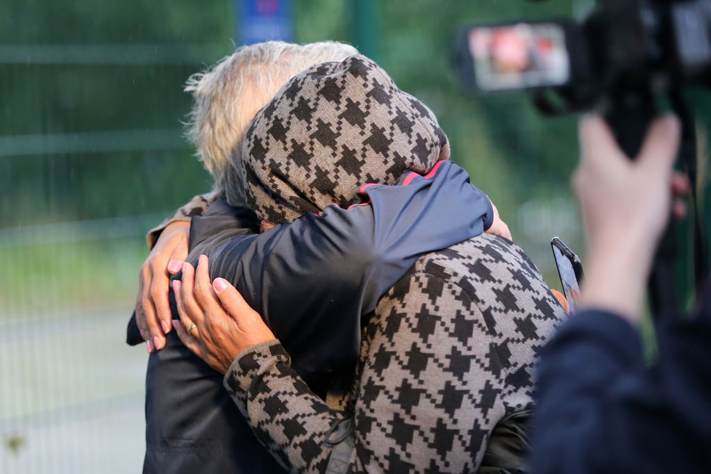 Illustration: Menschen liegen sich nach der Ankunft eines Busses mit Menschen aus Afghanistan in Hamburg in den Armen. Die jetzigen Entwicklungen bewegen Gerald Stöter emotional sehr.
