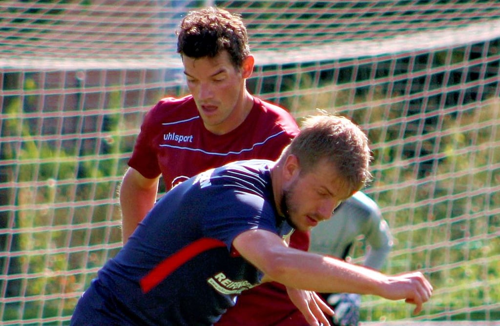 Eilslebens Neuzugang Benjamin Sacher (hinten) versucht im Zweikampf mit Gutenswegens Lucas Seifert an das Spielgerät zu gelangen.