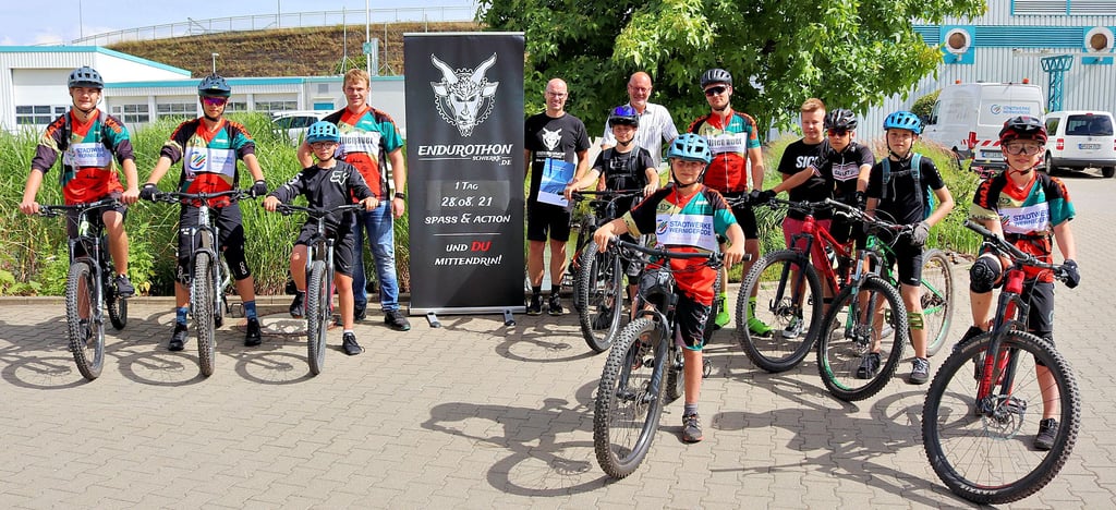 Ein Teil der Jugendgruppe vom ?Stadtwerke Wernigerode Juniorenteam? der Bad Bikers MTB-Sport mit (hintere Reihe) Trainer Jonas Streve, dem Vorstandsvorsitzenden Silvio Krosch, Trainer Jonas Otto und Stadtwerke-Geschäftsführer Steffen Meinecke.