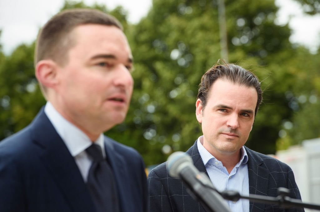 Investor Lars Windhorst (l) und FSG-Geschäftsführer Philipp Maracke sprechen bei einer Pressekonferenz.