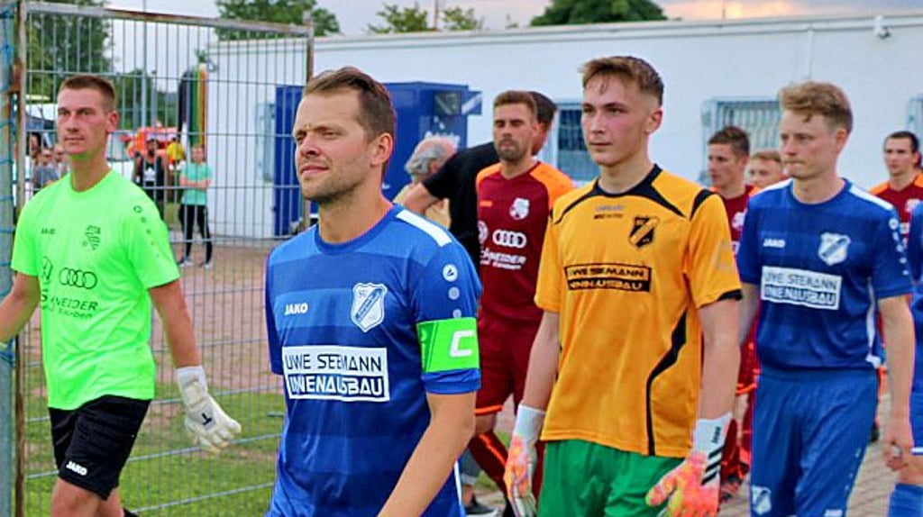 Nach dem Start in Eisleben empfängt Lüttchendorf (blau) Emseloh zum Eintracht-Duell.