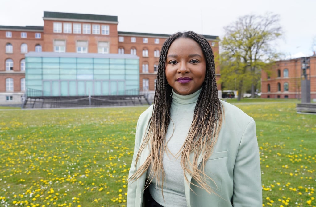 Aminata Touré (Bündnis 90/Die Grünen) vor dem Landtag in Kiel.