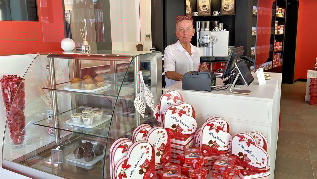 Freut sich auf Kundschaft: Marilyn Hinniger leitet die neue Halloren-Bar.