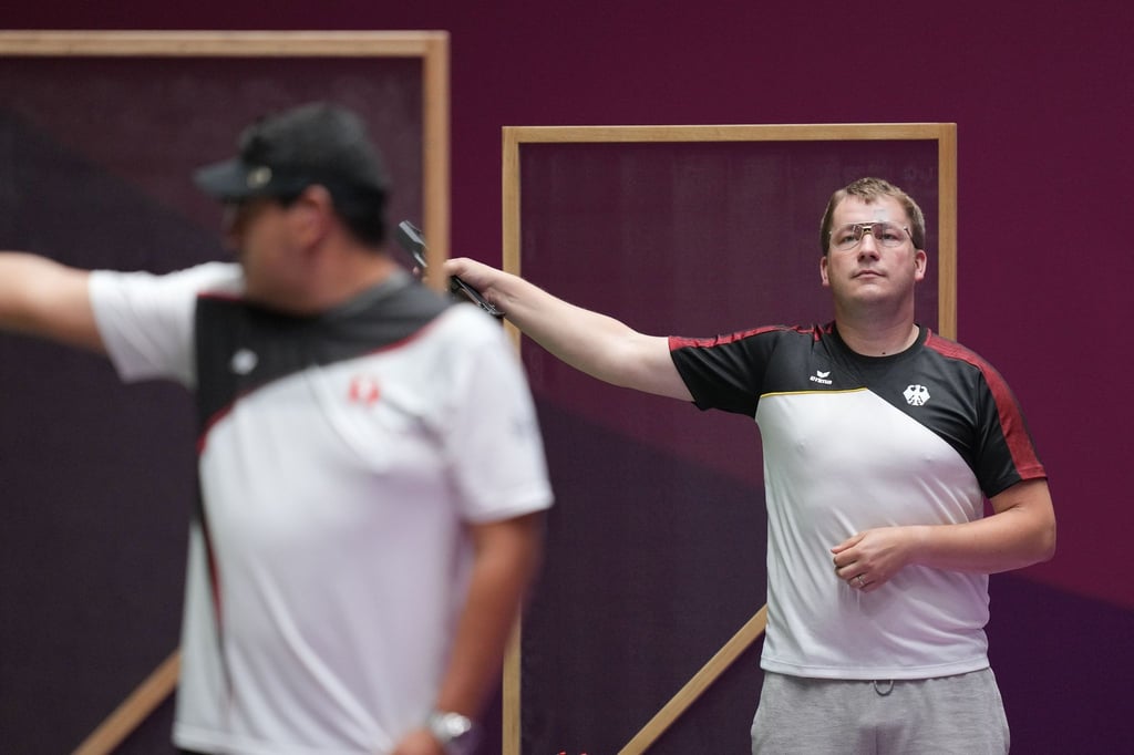 Christian Reitz (r) hat mit der Schnellfeuerpistole das Finale erreicht.