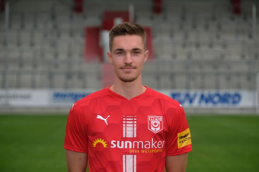 Halles Sören Reddemann während eines Fototermins.