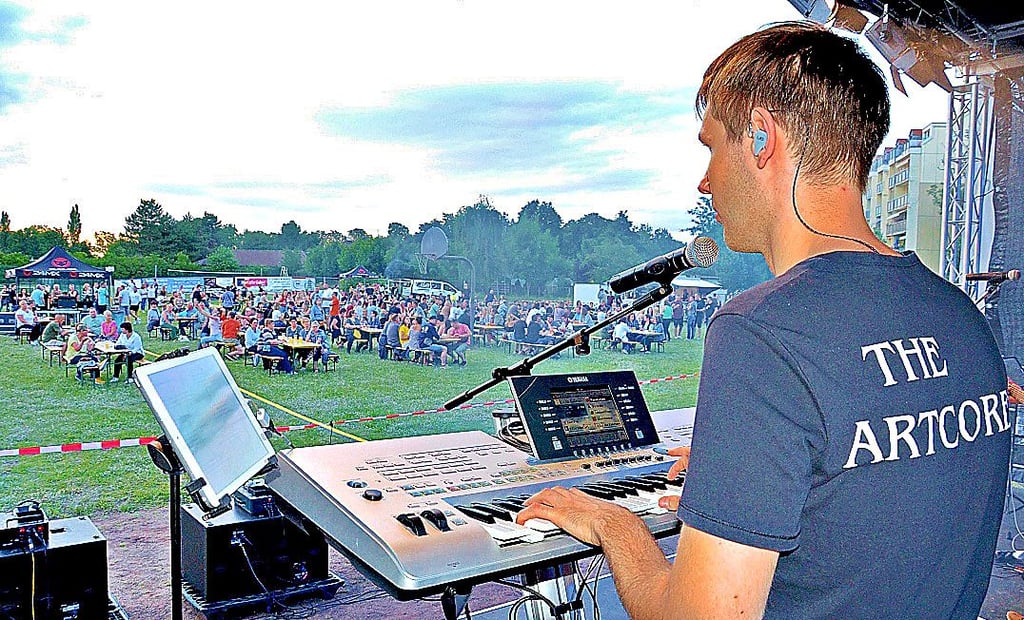 Ein Blick über die Schulter von Artcores-Keyborder und dem Eventwiese-Mitorganisator Florian Straube. Die Band sorgte für ordentlich Stimmung.