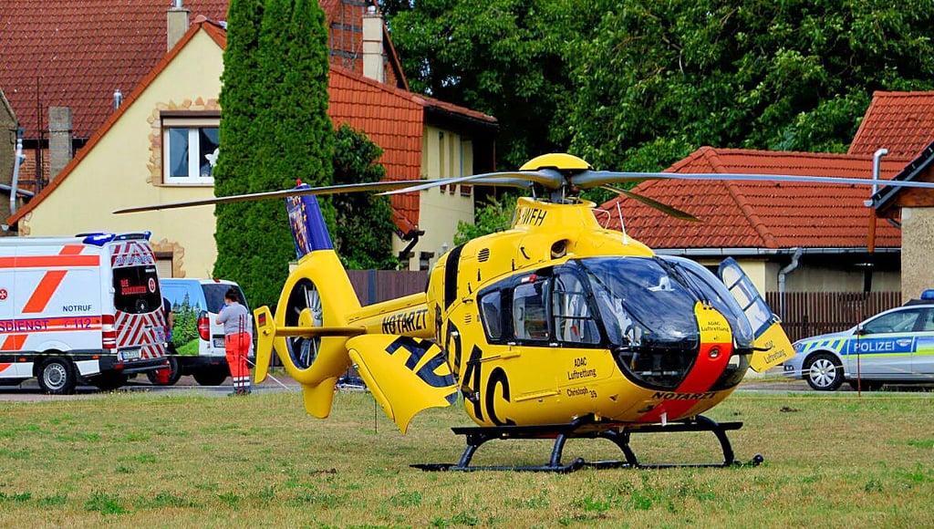 Der Rettungshubschrauber Christoph 39 aus Uelzen landete direkt neben der Unfallstelle in Engersen.