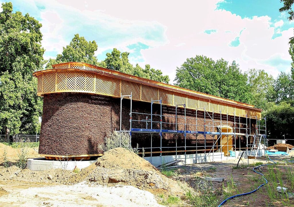 Beim Gradierwerk des Eisenmoorbades geht es voran.