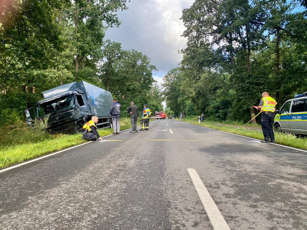 Der Lkw steht in einem Straßengraben. Die Unfallaufnahme läuft.
