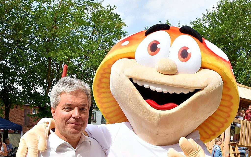 Daumen hoch für die Zukunft des Spielplatzes. Stefan König und Maskottchen-Glückspilz Winni.