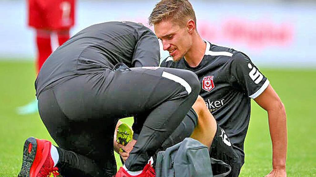 Sören Reddemann wird auf dem Platz behandelt.