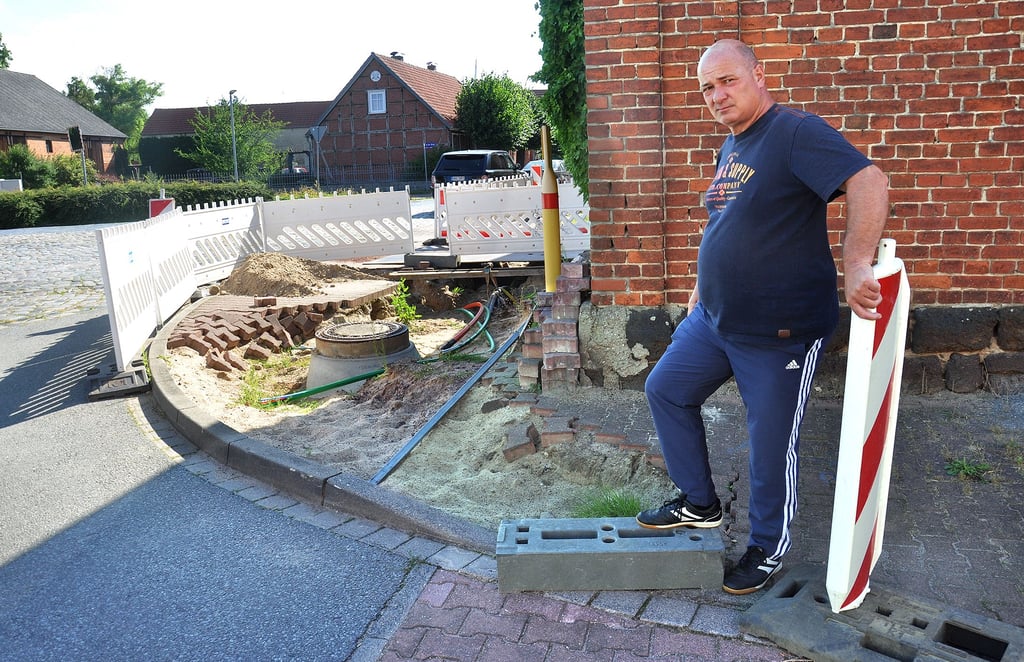 An dieser Baustelle mitten in Erxleben hat sich seit Monaten keine Hand mehr gerührt, ärgert sich Heiko Fischer. Zudem kritisiert der Erxlebener die lückenhafte Absperrung.