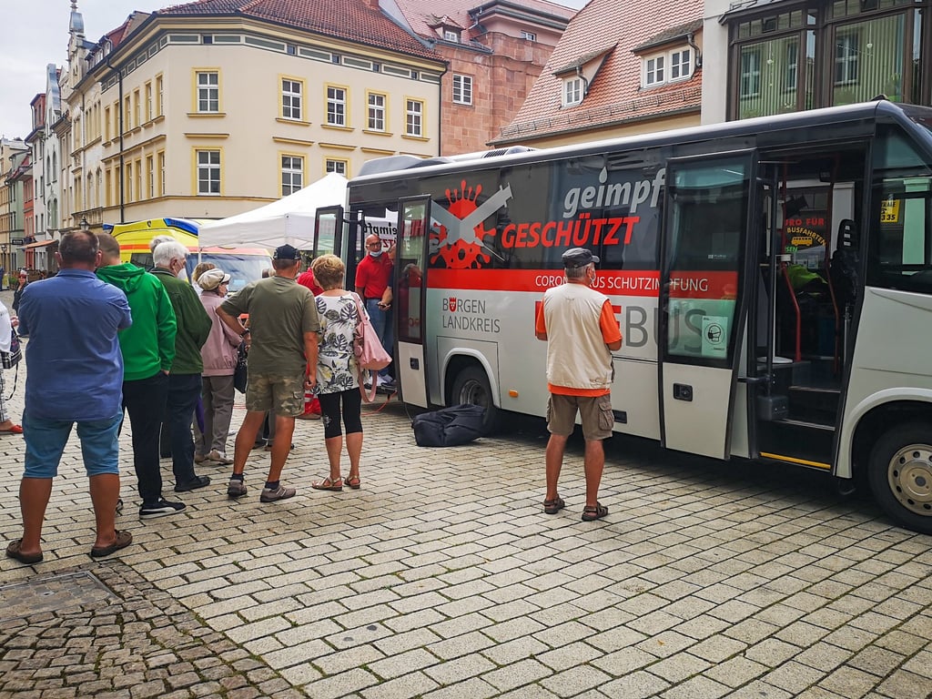 Der Impfbus steht seit etwa 10 Uhr auf dem Roßmarkt in Zeitz.