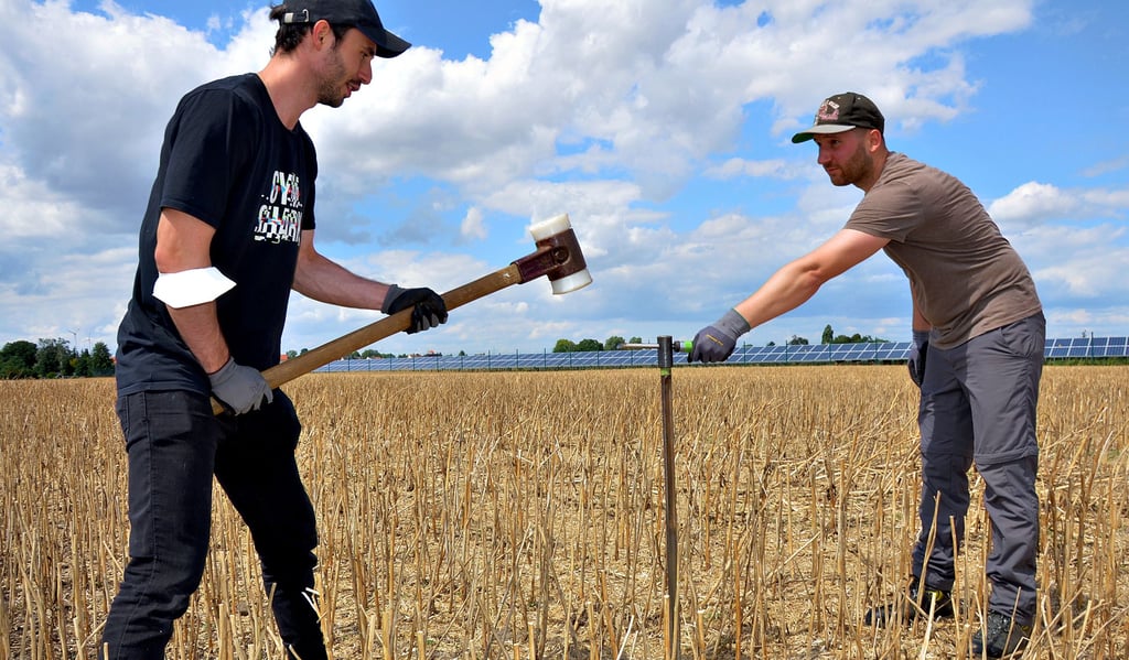 Für die Bodenproben auf dem Feld zwischen Eickendorf und Glöthe wird ein Bohrstock in die Erde geschlagen. Die Studenten Daniel Schwarze (links) und Marcel Trümper sind im Einsatz.
