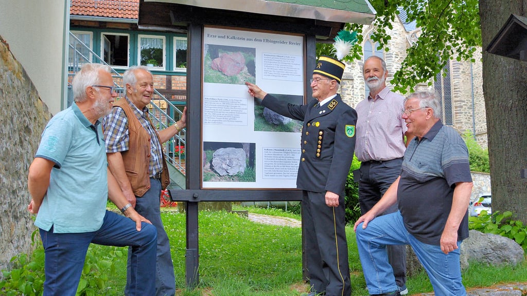 An der Heimatstube Elbingerode erinnert seit kurzem eine Tafel an die Geschichte des Harzer Bergbaus Von links: Dieter Fehsecke und Günther Breutel, Herbert Zange, Michael Mahlke und Wolf-Günter Lübke.