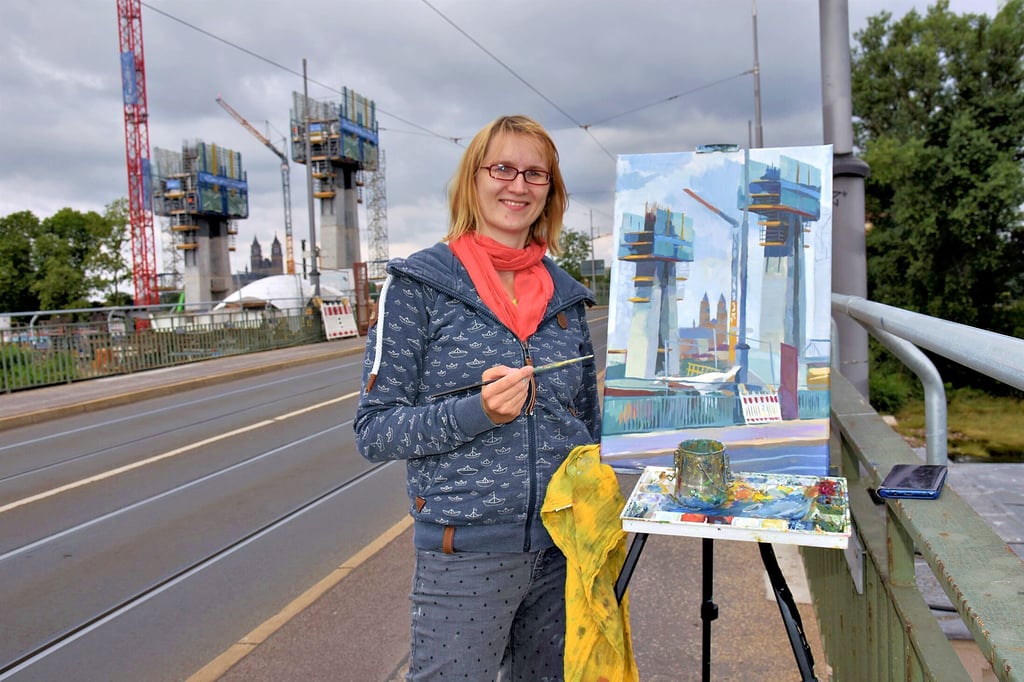 Freilichtmalerei auf der Anna-Ebert-Brücke: Statt der Alten Elbe hat Christine Faust die Pylon-Baustelle als Motiv gewählt. ?Ich finde die Rahmung toll?, sagt sie. Gut drei Stunden malt die 38-Jährige an dem Gemälde, dessen Protagonist der Dom sein soll.