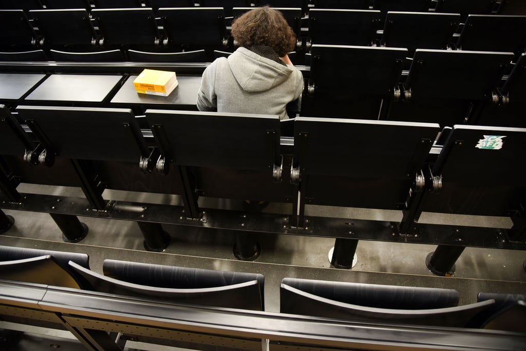 Eine Studentin sitzt im Großen Hörsaal vom Auditorium maximum der Martin-Luther-Universität Halle-Wittenberg in Halle.