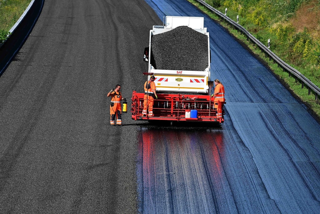 Ein Baustellenfahrzeug ist auf der Autobahn 2 im Einsatz.