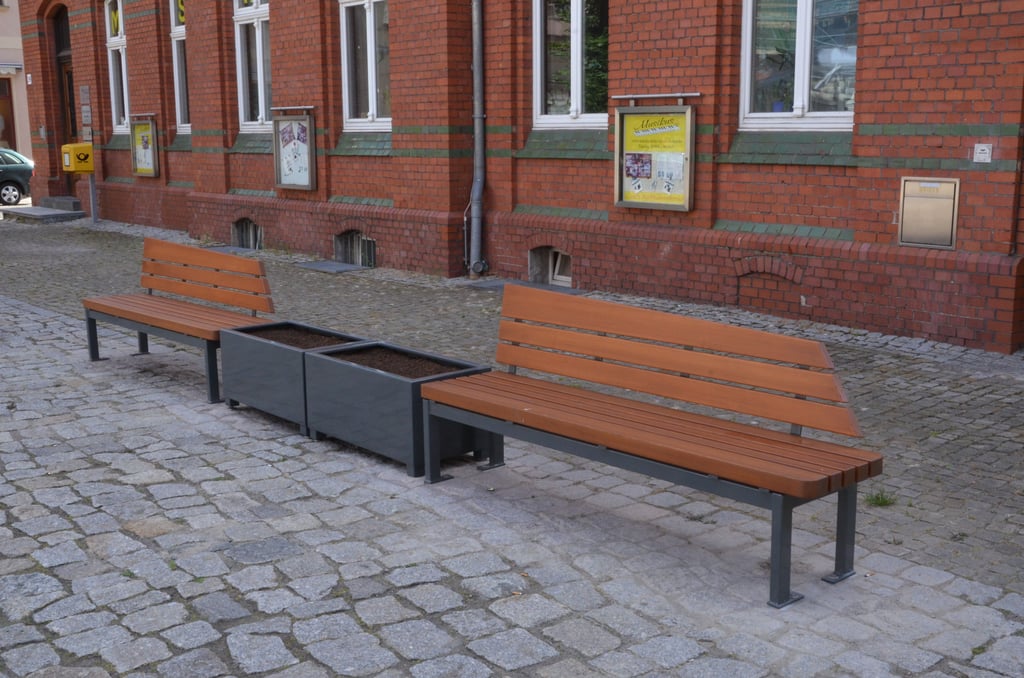 In der Hagenstraße wurden neue Bänke sowie Papierkörbe aufgestellt. Auf dem Postplatz sind Bänke mit Pflanzkübeln montiert worden. Dabei handelt es sich jedoch um den falschen Banktyp, denn die Haldensleber hatten sich bei einer Umfrage für eine andere Variante entschieden.