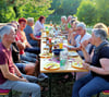 Die Flechtinger Landladies trafen sich mit ihren Partnern an einem lauen Sommerabend zum Grillen auf dem Radberg.  