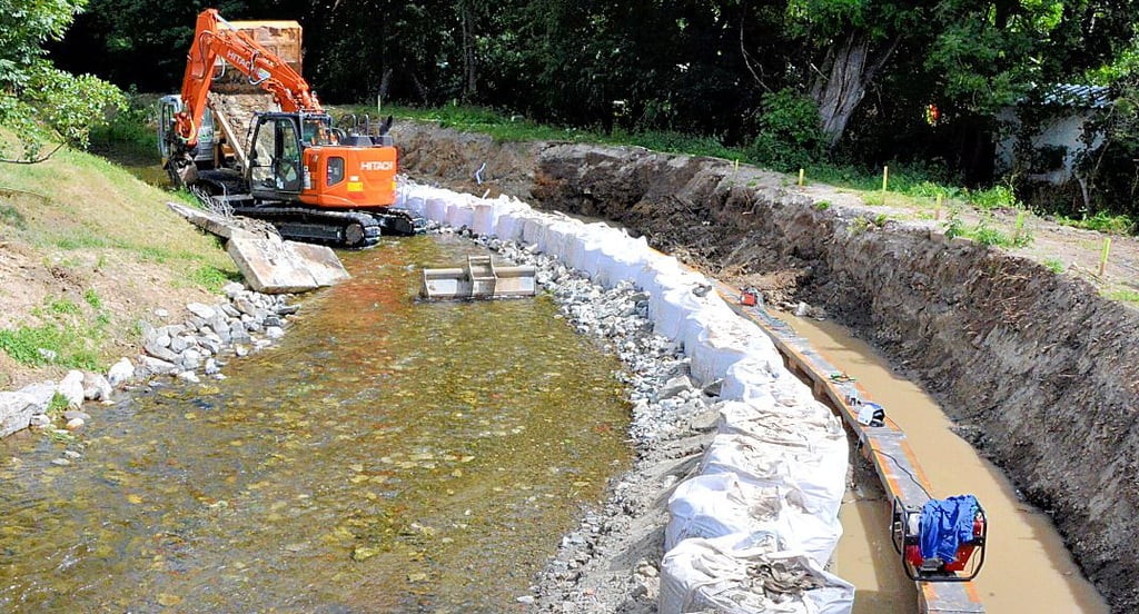 An der Blankenburger Straße in Dernburg werden die Fundamente für Gabionenkörbe an der Holtemme ausgehoben.