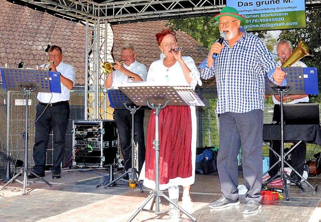 Auch die Zerbster Blasmusikanten waren am Sonntagnachmittag im Erlebnisbad am Start. Sie teilten sich die Bühne mit Franziska.
