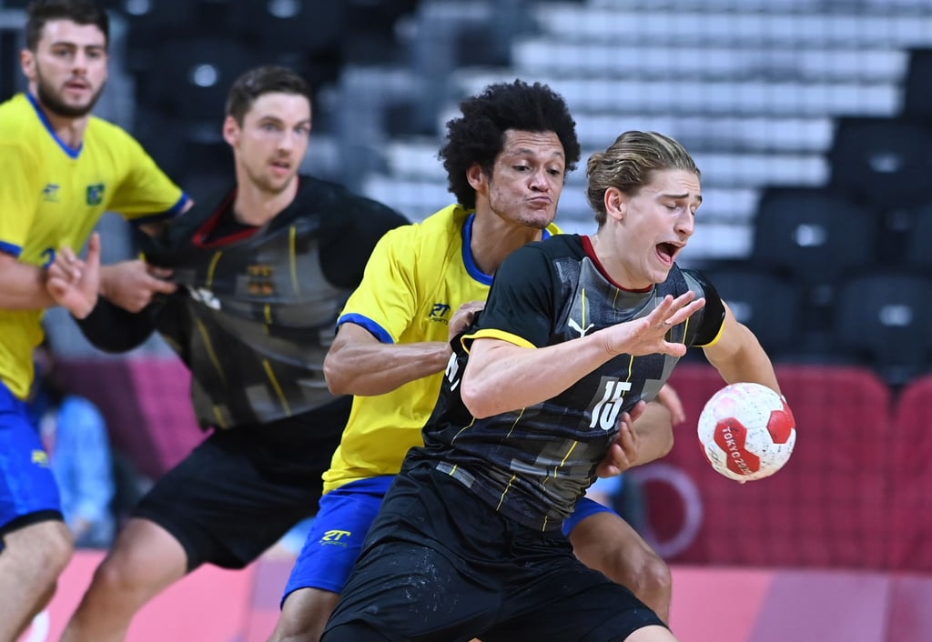 Will mit Deutschlands Handballern noch länger in Tokio bleiben: Juri Knorr (r).