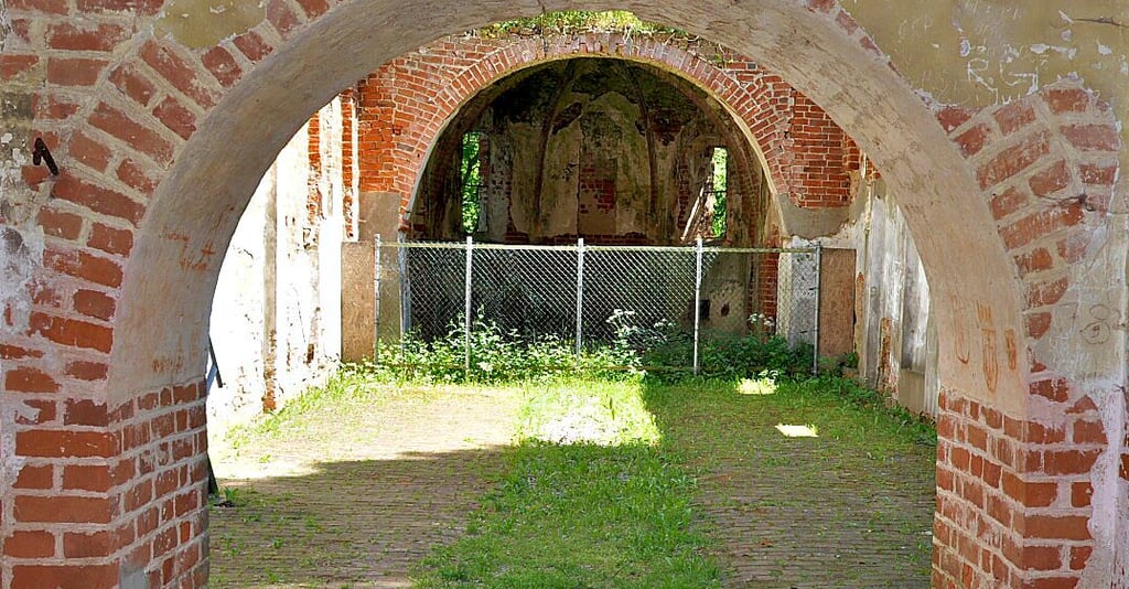 Zwischen Rosenhof und Büttnershof steht die Kirchenruine Käcklitz. Von 1889 bis 1953 wurden dort Schüler unterrichtet.