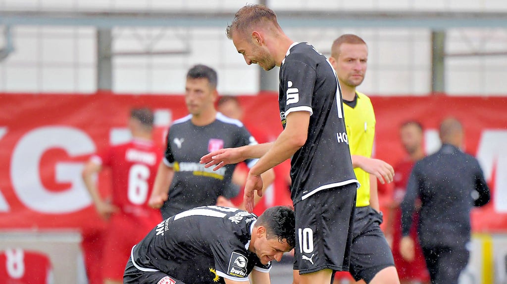Nach dem Spiel in München verneigte sich Niklas Landgraf (l.) vor Doppeltorschütze Michael Eberwein.
