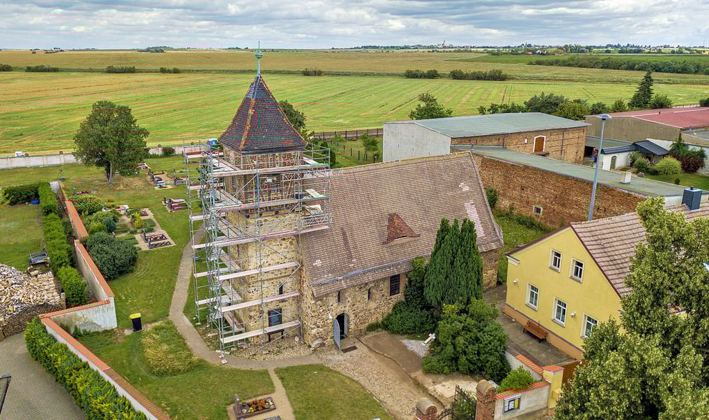 Der Kirchturm der St.-Sebastian-Kirche in Prödel wird gerade saniert. Doch neuerlich entdeckte Schäden sprengen den finanziellen Rahmen. Daher hofft man auf Spenden, um die Sanierung weiter vorantreiben zu können. Dies ergäbe auch Sinn, da der Turm gerade eingerüstet ist. Das Gerüst zu einem späteren Zeitpunkt neu aufzustellen, würde weitere Kosten verursachen.
