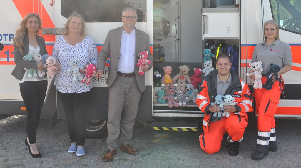 Maggy Maaß, Anja Jürges, Peter Ruppert, Marvin Plümecke und Kim Danneberg präsentieren die Teddys.