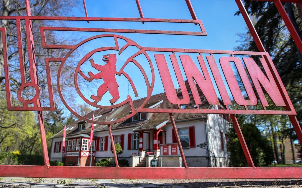 Der Schriftzug des roten Eisentores zeigt das Logo vom 1. FC Union Berlin.