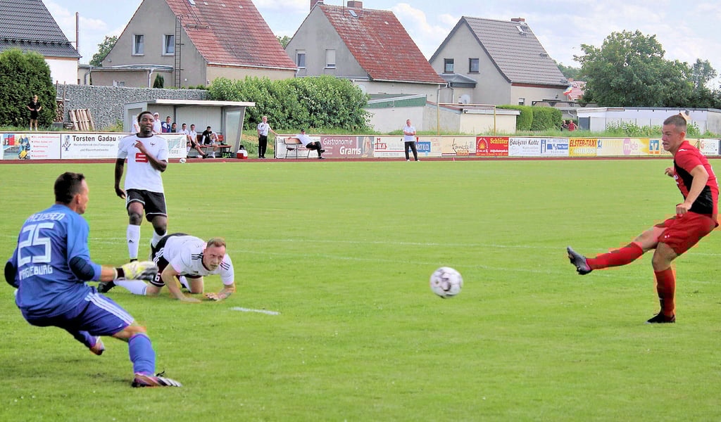 Marc Plewa von Eintracht Elster kommt in der 34. Minute im Spiel gegen Preussen Magdeburg im Strafraum frei zum Schuss. Der Torwart kann den Ball zwar erst mal abwehren aber nicht festhalten, so dass Plewa selbst zum 2:0 abstaubt.