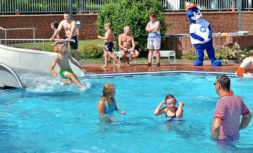 Künstlerisch elegant oder akrobatisch spritzig: Die Rutschen sind noch immer das Highlight im Zerbster Erlebnisbad.