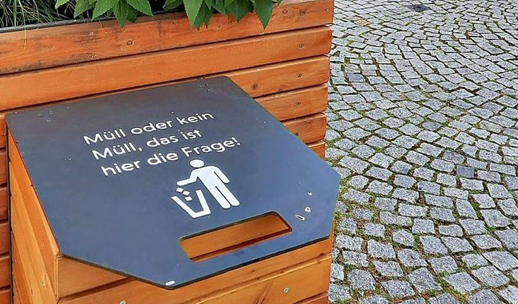 Einer der neu gestalteten Abfalleimer