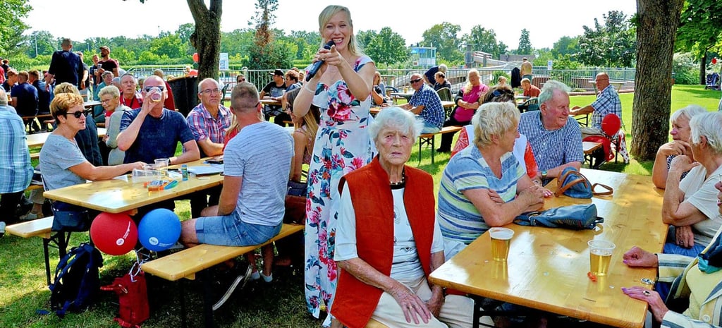 Die entzückende Schlagersängerin Franzika begeisterte die Besucher beim Familien- und Seniorennachmittag am Sonntag mit ihrer Stimme und zahlreichen Eveergreens und natürlich auch eigenen Songs.