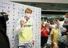 Tennisspieler Alexander Zverev zeigt nach seiner Ankunft aus Tokio auf dem Frankfurter Flughafen seine Medaille.